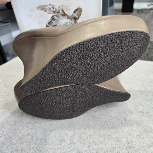 🐢 L.A.M.B. Women Novice Taupe High Wedge Slip On Size 9.5 Pumps - Picture 3 of 17